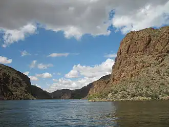 Der Canyon Lake vom Wasser aus.