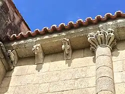 Kapitelle und Konsolen an der Apsis