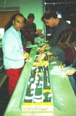 Die Beprobung der Bohrkerne fand bereits in der McMurdo-Station in der Antarktis statt. Jedes Fähnchen markiert die Position einer Probe. Etwa 1000 Proben gingen zur sedimentologischen Bearbeitung an das Institut für Geophysik und Geologie der Universität Leipzig.