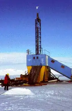 Der etwa 50 Tonnen schwere Bohrturm des Cape-Roberts-Projektes. Er stand ca. 15&nbsp;km vor der Küste der Antarktis, auf nur zwei Meter dickem Meereis. Gebohrt wurde in bis zu 300&nbsp;m Wassertiefe. Im Hintergrund ist das Transantarktische Gebirge zu erkennen.