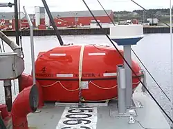 Rettungskapsel auf einem Fischerboot