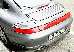 Heckansicht des Modells Carrera 4S mit durchgehendem Leuchtband