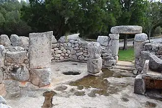 Ostseite des Innenhofs: Blick in Raum 11 mit Abfallgrube