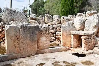 Westseite des Innenhofs mit den Eingängen in die Räume 8 und 9, rechts vielleicht ein Hausaltar