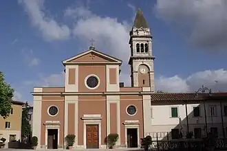 Die Kirche Santa Maria Assunta an der Piazza