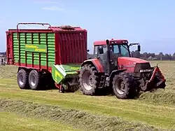 Grasschnitt-Aufnahme aus Schwaden mit einem Kurzschnittladewagen zur Verbringung ins Silo