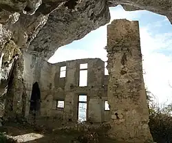 Innenseite des Bergfrieds mit der schwärzlich gefärbten ehemaligen Feuerstelle