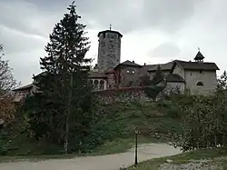 Nordseite mit der Burgkapelle am rechten Bildrand