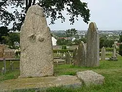 Menhir mit Brüsten an der Castel Church, Guernsey