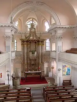 Das Kircheninnere mit dem Kanzelaltar