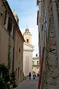 Gasse mit Kirche