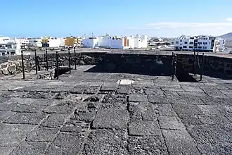 Plattform mit Treppenöffnung (links) und Zisterne (rechts)