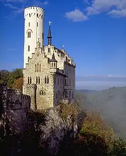 Das Schloss Lichtenstein liegt auf 817&nbsp;m Höhe über dem Meeresspiegel und führt damit in die höchstgelegenen Abschnitte auf der Schwäbischen Alb
