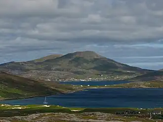 Der Heaval mit Castlebay im Vordergrund