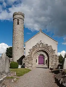 Rundturm und irisch-romanischer Torbogen