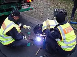 Verschweißen von Kanaldeckeln durch die Polizei vor einem Castortransport