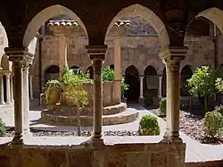 Blick durch die Arkaden in den Hof