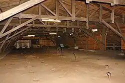 Decke des Ringofens Cathrinesminde, abgedeckte Öffnungen zum Beschicken, Gestänge zur Steuerung der Rauchabzüge