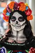 Kostümierte Catrina mit Gesichtsbemalung
