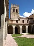 Caunes-Minervois, Abtei, Kreuzgang mit Südturm