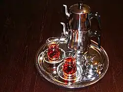 Çaydanlık-Teegeschirr auf einem Serviertablett zusammen mit Teegläsern und Zuckerdose