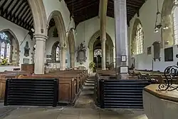 Arkaden zwischen Haupt- und Seitenschiff und in der Mitte des Hauptschiffs