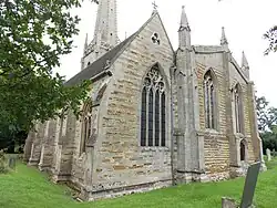 Westgiebel mit geteiltem Hauptschiff und nördlichem Seitenschiff