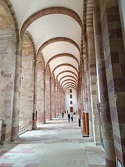 Seitenschiff mit klassischem Kreuzgratgewölbe