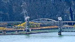 Geöffnete Hubbrücke, links die ehemalige Drehbrücke, 2008