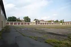 Exerzierplatz mit Kraftfahrzeughallen für Nebeltruppen (Gebäude G3, G6)
