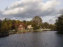 Das Allerwehr in Celle mit Brücke der Bundesstr.&nbsp;3