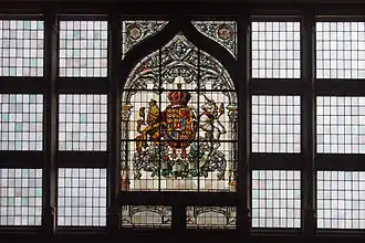 Wappenfenster in der Ehrenhalle, mit Wahlspruch des Hannoverschen Königs Ernst August I.: „Suscipere et finire“ – Unternehmen und zu Ende führen (2014)