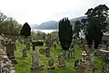 Boleskine Cemetery mit Loch Ness im Hintergrund