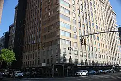 Gebäudesockel mit Gerüst im Mai 2022