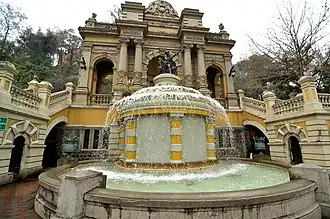 Prunkbebauung mit Brunnen aus dem 19. Jahrhundert