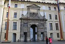 Fahnenmasten vor dem Matthiastor der Prager Burg