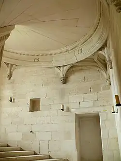 Südflügel: Treppenhaus, in das eine Wendeltreppe in einem Turm mit quadratischem Grundriss integriert ist