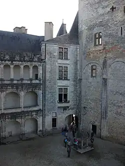 Der Bergfried, rechts.