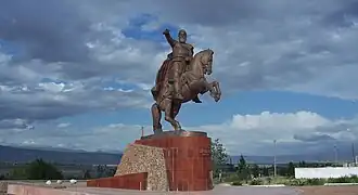 Photographie einer reiterstatue mit bergen im Hintergrund