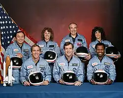Vorne: Michael Smith, Francis Scobee, Ronald McNair; Hinten: Ellison Onizuka, Christa McAuliffe, Gregory Jarvis, Judith Resnik (jeweils v. l. n. r.)