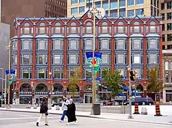 Dem Confederation Square zugewandte Gebäudefront