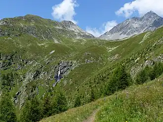 Aufstiegsweg mit Blick zur Hütte, zum Piz Linard und zum Piz Glims (links)