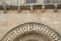 Gesims mit Kragsteinen