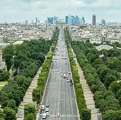 Avenue des Champs Élysées vom Riesenrad auf der Place de la Concorde zum Arc de Triomphe