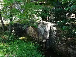 Kleine Brücke im Park über einen Arm der Beauronne