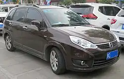 Der Changhe-Suzuki Liana A6 mit dem ungefähr ab Mitte 2011 benutzten Changhe-Suzuki-Logo.