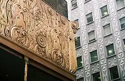 Detail des Bronze-Reliefs