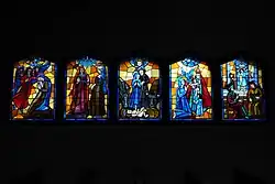 Buntglasfenster an einer Seitenwand