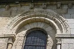 Kragsteine mit Fabelwesen, äußerer Fensterbogen mit Bänderfries