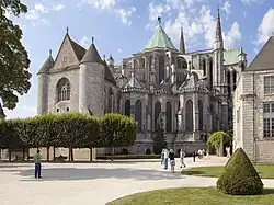 Chor mit Umgangskapellen, dazu links die Kapelle Saint-Piat aus dem 14. Jh.